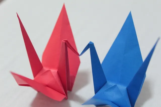 赤と青の鶴の折り紙