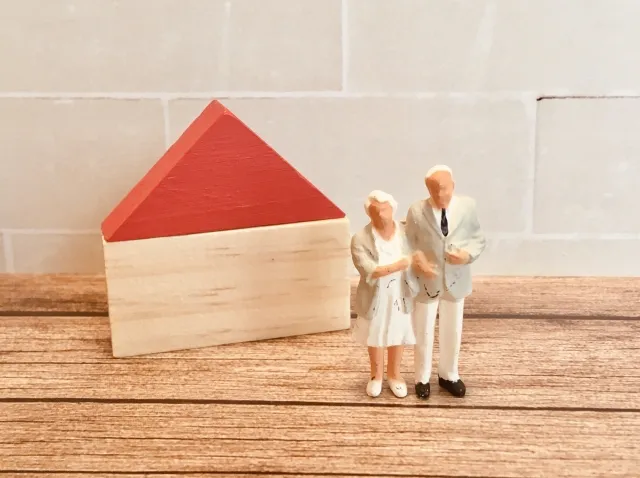 老夫婦と家の模型